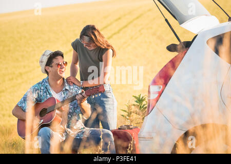 Junges Paar eine Pause auf Ihrer Reise. Sommer Urlaub Travel Concept. Stockfoto