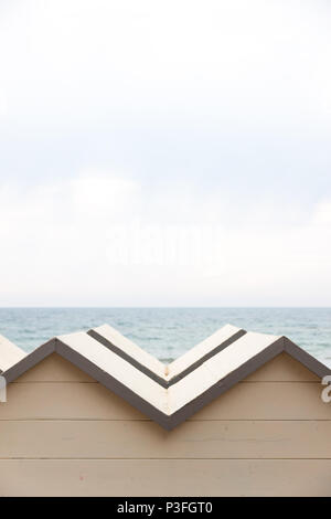 Follonica Strand und Baden Hütten vor Tyrrhenischen Meer, Italien Stockfoto