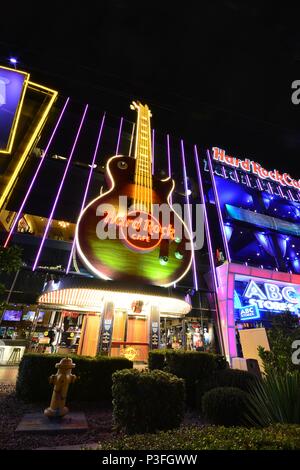 Las Vegas, Nevada - Juli 25, 2017: Nachtansicht der Hard Rock Cafe auf dem Strip. Die Hard Rock Zeichen ist in einer Gibson Les Paul Gitarre III in La embedded Stockfoto