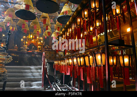 Rauchopfer mit Laternen in schwach beleuchteten, traditionelle Tempel in Hong Kong, China Stockfoto