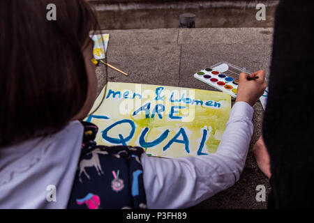 Demonstration. Männer und Frauen sind gleich Stockfoto