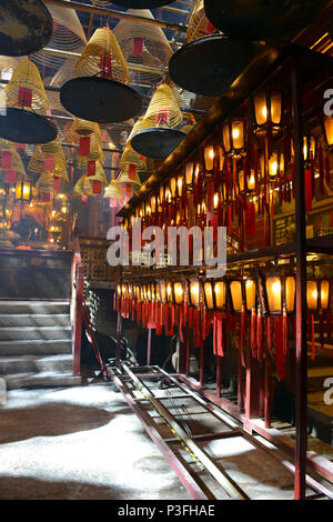 Rauchopfer mit Laternen in schwach beleuchteten, traditionelle Tempel in Hong Kong, China Stockfoto