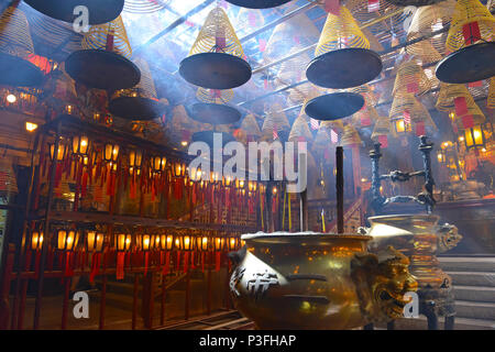 Rauchopfer mit Laternen in schwach beleuchteten, traditionelle Tempel in Hong Kong, China Stockfoto