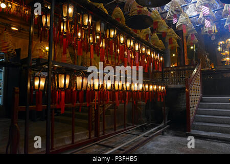 Rauchopfer mit Laternen in schwach beleuchteten, traditionelle Tempel in Hong Kong, China Stockfoto