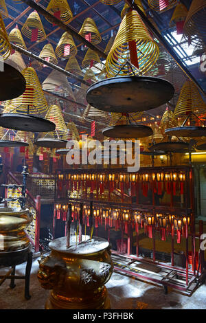 Rauchopfer mit Laternen in schwach beleuchteten, traditionelle Tempel in Hong Kong, China Stockfoto