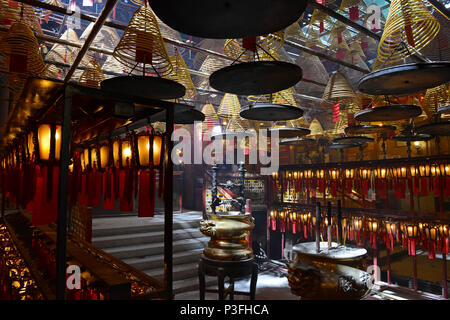 Rauchopfer mit Laternen in schwach beleuchteten, traditionelle Tempel in Hong Kong, China Stockfoto