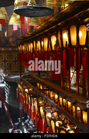 Rauchopfer mit Laternen in schwach beleuchteten, traditionelle Tempel in Hong Kong, China Stockfoto