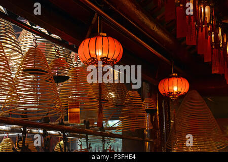 Rauchopfer mit Laternen in schwach beleuchteten, traditionelle Tempel in Hong Kong, China Stockfoto