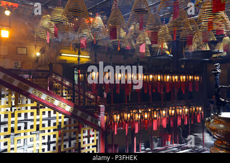 Rauchopfer mit Laternen in schwach beleuchteten, traditionelle Tempel in Hong Kong, China Stockfoto