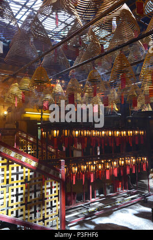 Rauchopfer mit Laternen in schwach beleuchteten, traditionelle Tempel in Hong Kong, China Stockfoto