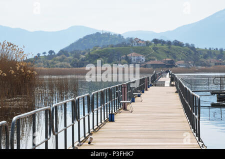 Gehweg zu Agios Achillios Insel im See weniger Prespa Stockfoto