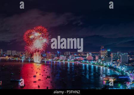 Wunderschönes Feuerwerk auf Bucht von Pattaya in Thailand. Stockfoto