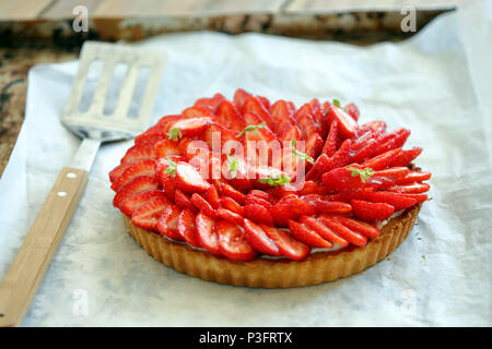 Tart mit frischen Erdbeeren auf einem hölzernen Hintergrund Stockfoto