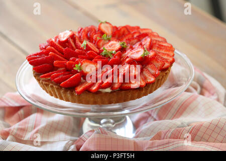 Tart mit frischen Erdbeeren auf einem hölzernen Hintergrund Stockfoto