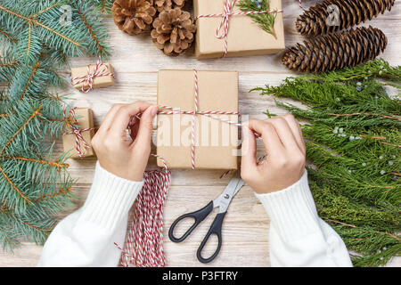 Prozess der Kisten packen mit Weihnachten Geschenke Geschenke. Ansicht von oben. Stockfoto