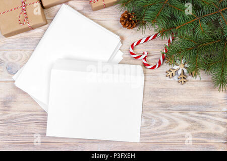 Leeren Briefumschlag mit Merkzettel für Santa Claus auf einem Holztisch. Stockfoto