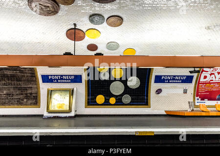 Pont Neuf Station auf der Pariser Metro, mit riesigen Münzen auf den Wänden und Decken in der Nähe Monnaie de Paris/Museum für Geld inserieren Stockfoto