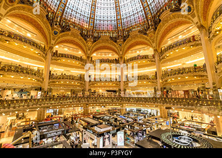 Splendid Innenraum der Galeries Lafayette, einem gehobenen französischen Kaufhauskette, die auf dem Boulevard Haussmann, Paris, Frankreich, befindet. Stockfoto