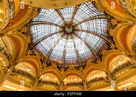 Innenraum der Flagship Store Galeries Lafayette eine gehobene französische Kaufhauskette, die auf dem Boulevard Haussmann, Paris Stockfoto