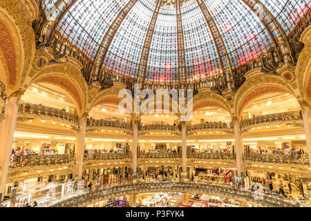 Splendid Innenraum der Galeries Lafayette, einem gehobenen französischen Kaufhauskette, die auf dem Boulevard Haussmann, Paris, Frankreich, befindet. Stockfoto