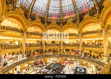 Splendid Innenraum der Galeries Lafayette, einem gehobenen französischen Kaufhauskette, die auf dem Boulevard Haussmann, Paris, Frankreich, befindet. Stockfoto