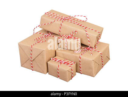 Stapel von Handwerk Geschenkboxen auf weißem Hintergrund. Stockfoto
