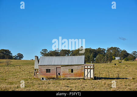 Verlassene leere verfallene Bauernhaus auf der Straße draußen Kookabookra Glen Innes, New South Wales, Australien Stockfoto