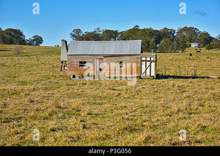 Verlassene leere verfallene Bauernhaus auf der Straße draußen Kookabookra Glen Innes, New South Wales, Australien Stockfoto