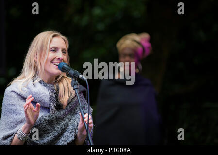 Janice Mitchelson Sänger mit dem die Gnade Noten Trebah Garden Amphitheater in Cornwall. Stockfoto