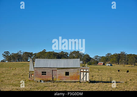 Verlassene leere verfallene Bauernhaus auf der Straße draußen Kookabookra Glen Innes, New South Wales, Australien Stockfoto