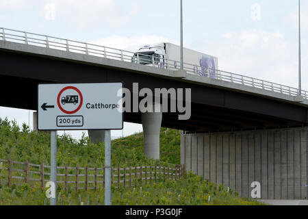 Autobahn M6 Überführung an Catthorpe Interchange, Leicestershire, England, Großbritannien Stockfoto
