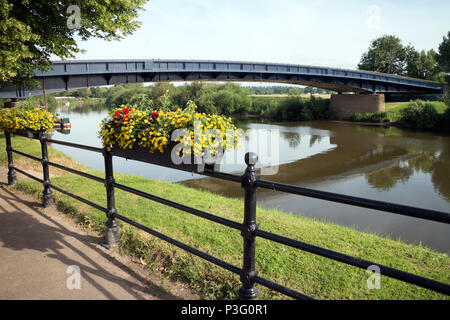 Fluss Severn und Brücke, Upton-upon-Severn, Worcestershire, England, Großbritannien Stockfoto