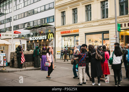 Berlin, 1. Oktober 2017: asiatische Touristen fotografiert neben einer berühmten Stadt namens Chekpoint Charlie Stockfoto