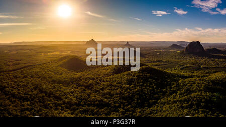 Panoramablick auf die Antenne der Glasshouse Mountains an der Sunshine Coast f Stockfoto