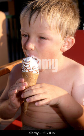 Vier Jahre alten Jungen essen ein Eis Stockfoto