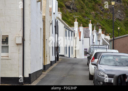 Jetzt meistens Holiday Cottages, auf der Suche nach Westen entlang einer Reihe von traditionellen Küste Fischer Cottages im pennan Hafen. Aberdeenshire. Stockfoto