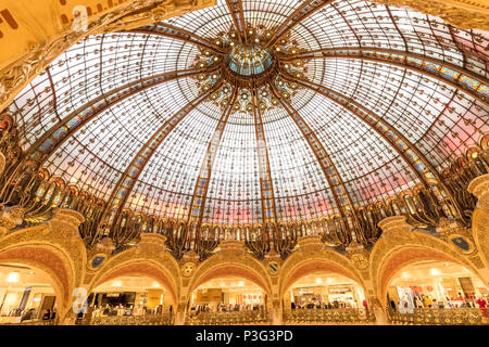 Splendid Innenraum der Galeries Lafayette, einem gehobenen französischen Kaufhauskette, die auf dem Boulevard Haussmann, Paris, Frankreich, befindet. Stockfoto