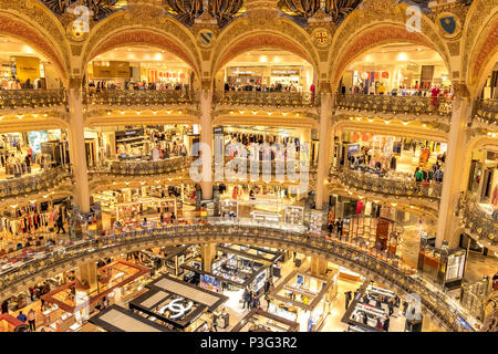 Splendid Innenraum der Galeries Lafayette, einem gehobenen französischen Kaufhauskette, die auf dem Boulevard Haussmann, Paris, Frankreich, befindet. Stockfoto