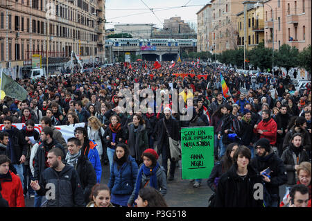 Rom. Studenten protestieren gegen die Politik der Regierung. Italien. Stockfoto