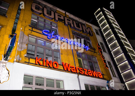 Nacht Zeit bei Neon Seite Galerie - Hof zwischen ul. Ruska und ul. Antoniego, in der Sowjetzeit Leuchtreklamen von der Neon Seite Stiftung geborgen Stockfoto