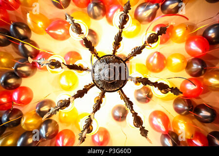 Party Ballons an der Decke mit einem roten und gelben Muster muster textur für Design Hintergrund Stockfoto