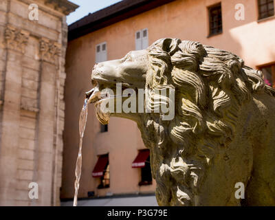 Detail auf dem Kopf des Löwen auf den Brunnen in der Innenstadt von Annecy, Frankreich Stockfoto