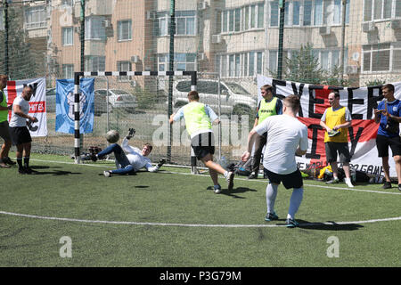 Englische Fußball-Fans spielen gegen den FC Rota Wolgograd Fans in einem 5-a-side Football Match im Vorfeld der heutigen Wm-gruppenspiel zwischen England und Tunesien in Wolgograd, während der FIFA WM 2018 in Russland. Stockfoto