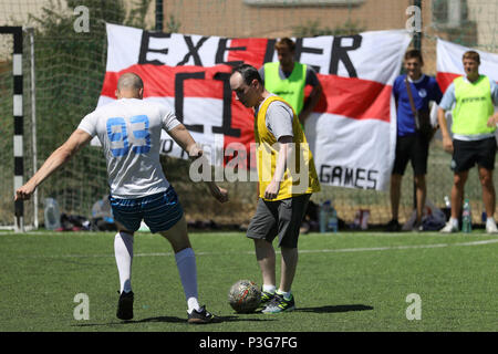 Englische Fußball-Fans spielen gegen den FC Rota Wolgograd Fans in einem 5-a-side Football Match im Vorfeld der heutigen Wm-gruppenspiel zwischen England und Tunesien in Wolgograd, während der FIFA WM 2018 in Russland. Stockfoto