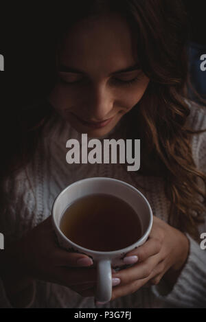 Schöne Frau riechen das Aroma des Tees Stockfoto