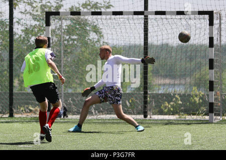 Englische Fußball-Fans spielen gegen den FC Rota Wolgograd Fans in einem 5-a-side Football Match im Vorfeld der heutigen Wm-gruppenspiel zwischen England und Tunesien in Wolgograd, während der FIFA WM 2018 in Russland. Stockfoto