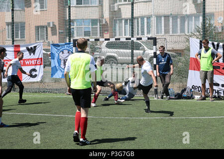 Englische Fußball-Fans spielen gegen den FC Rota Wolgograd Fans in einem 5-a-side Football Match im Vorfeld der heutigen Wm-gruppenspiel zwischen England und Tunesien in Wolgograd, während der FIFA WM 2018 in Russland. Stockfoto