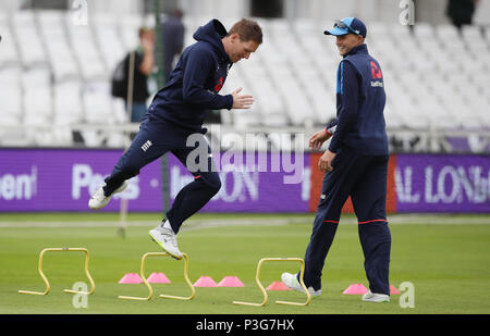 England Kapitän Eoin Morgan (links) und Joe Root bei einem Netze Sitzung in Trent Bridge, Nottingham. Stockfoto