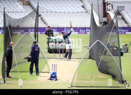 England's Alex Hales während einer Netze Sitzung mit England batting Trainer Graham Thorpe an der Trent Brücke, Nottingham. Stockfoto