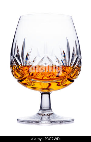 Ein Kristall Glas Brandy, Schuß auf Weiß, mit einem kleinen Reflexion Stockfoto